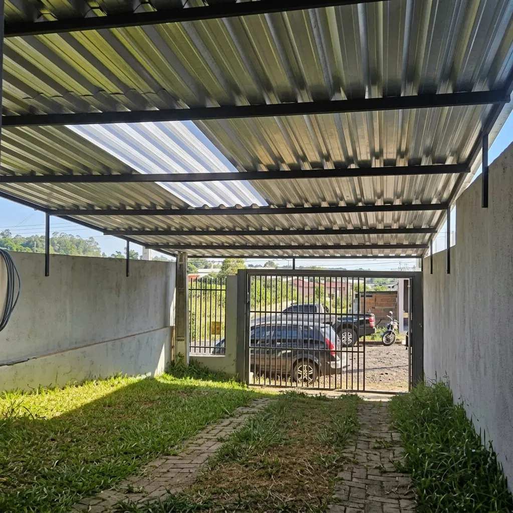 Garagens Cobertura de garagem com tubo galvanizado e policarbonato