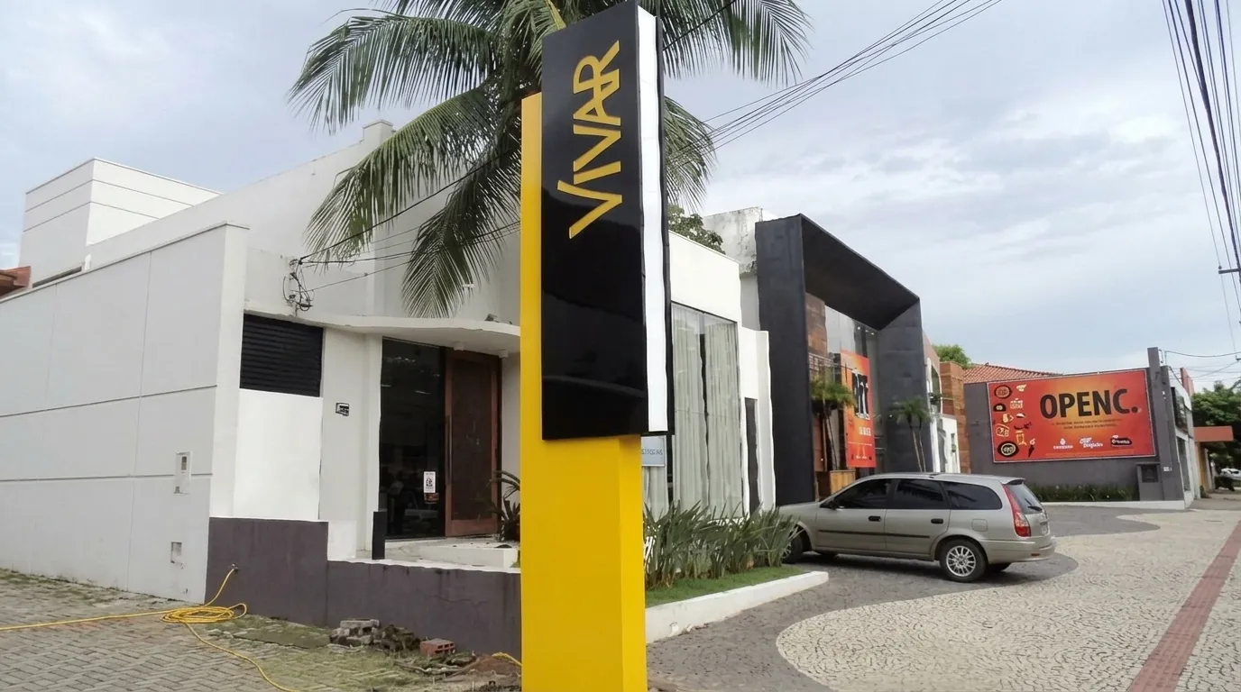 Totens Totem de comunicação visual revestido em ACM