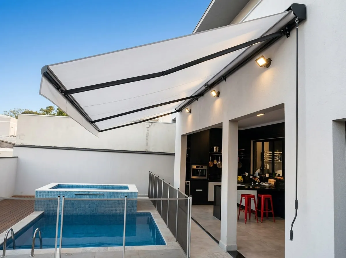 Toldo retrátil de braço articulado instalado em varanda